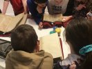 Les élèves découvrent les livres écrits au Moyen-Age
